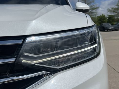 Used 2023 Volkswagen Tiguan SE w/ Panoramic Sunroof Package image 6