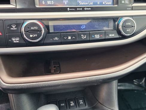 Used 2019 Toyota Highlander XLE image 11