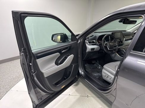 Used 2022 Toyota Highlander XLE image 9