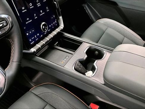 Used 2025 GMC Acadia AT4 w/ Luxury Package image 17