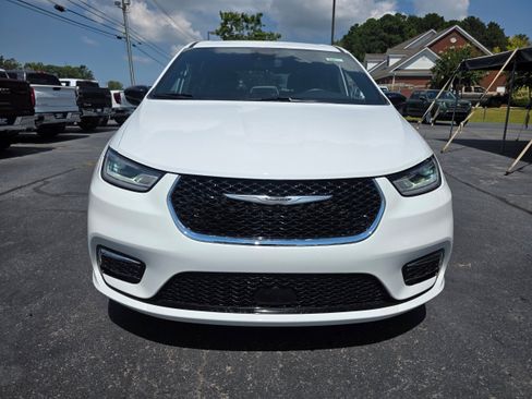 Used 2024 Chrysler Pacifica Touring FWD image 2