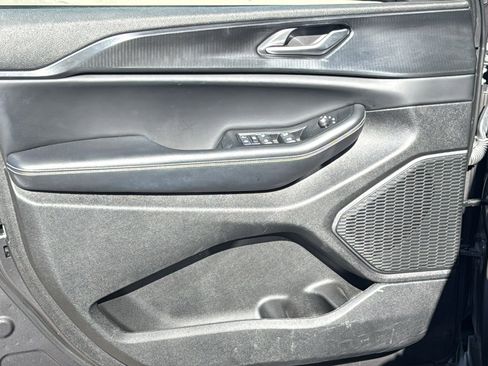 Used 2023 Jeep Grand Cherokee Laredo image 11