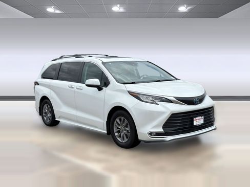 Used 2023 Toyota Sienna XLE FWD image 7