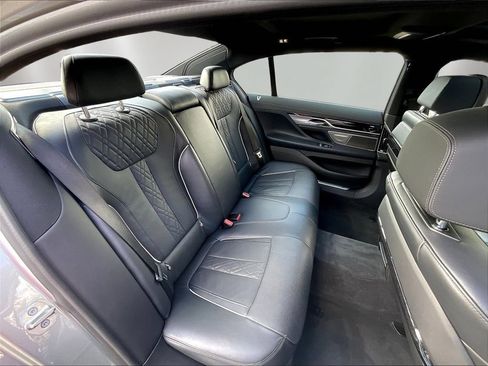 Used 2022 BMW 750i xDrive w/ M Sport Package AWD/4WD image 25