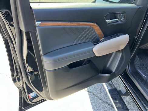 Used 2024 GMC Canyon Denali image 10