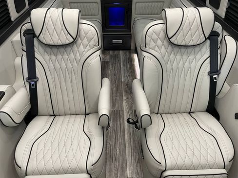 Used 2024 Mercedes-Benz Sprinter 3500 image 38