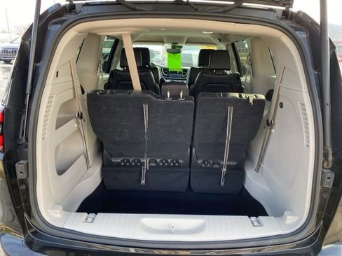 Used 2023 Chrysler Pacifica Touring-L image 5
