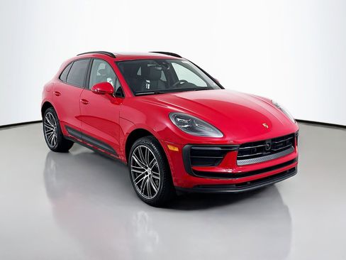 Certified 2025 Porsche Macan image 7