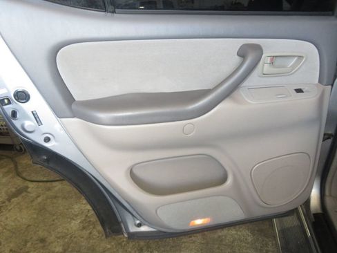 Used 2006 Toyota Sequoia SR5 AWD/4WD image 25