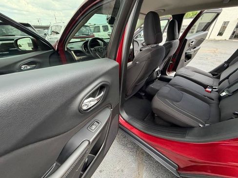 Used 2015 Jeep Cherokee Latitude w/ Comfort/Convenience Group FWD image 11