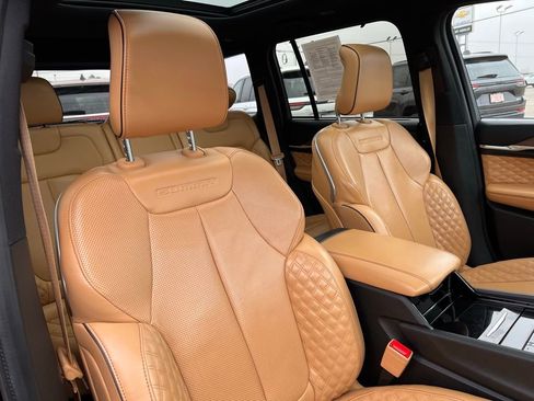 Used 2022 Jeep Grand Cherokee Summit w/ Luxury Tech Group V image 15