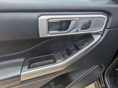 Used 2023 Ford Explorer Limited w/ Equipment Group 301A image 9