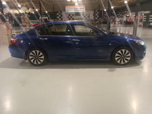 Used 2017 Honda Accord Touring image 9