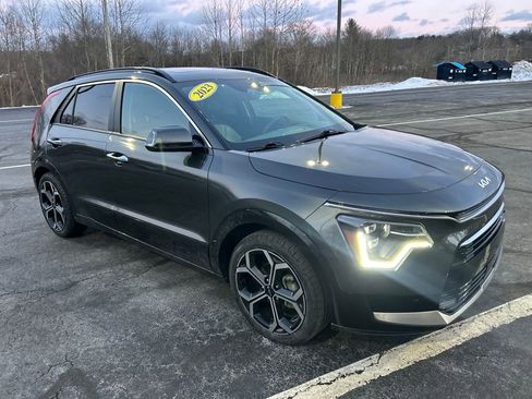 Used 2023 Kia Niro SX Touring image 7
