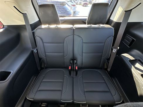 Used 2022 GMC Acadia Denali image 24