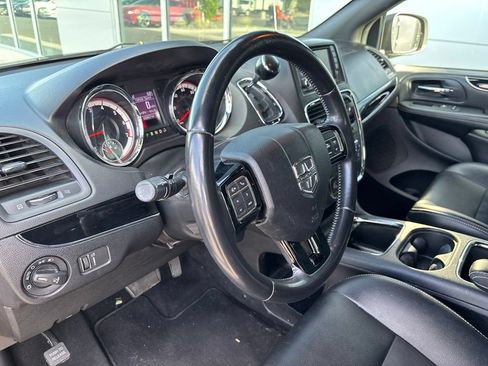 Used 2019 Dodge Grand Caravan SXT w/ Blacktop Package FWD image 5