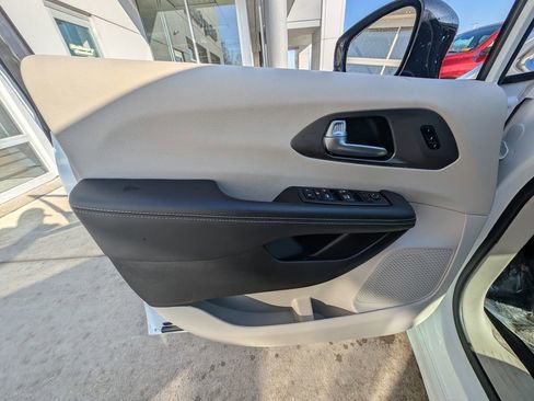 Used 2024 Chrysler Pacifica Touring-L image 36