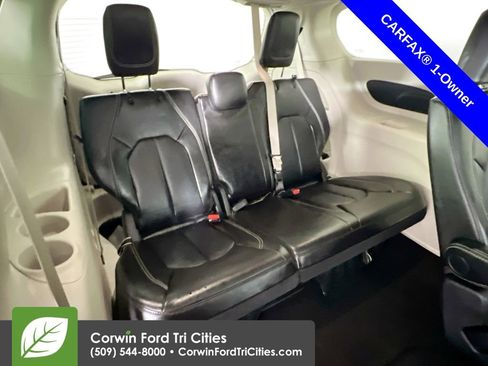Used 2024 Chrysler Pacifica Touring-L image 16