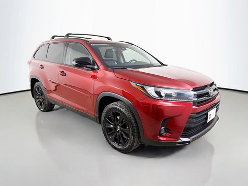 Used 2019 Toyota Highlander SE w/ Nightshade Edition AWD/4WD image 4