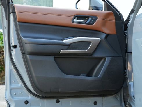Used 2023 Nissan Pathfinder Platinum FWD image 38