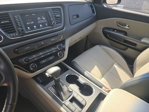 Used 2020 Kia Sedona EX FWD image 25
