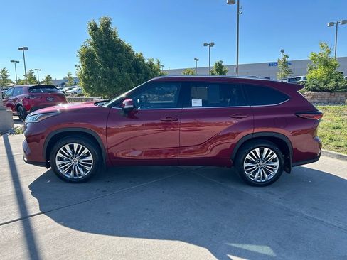 Used 2026 Toyota Highlander Platinum AWD/4WD image 4