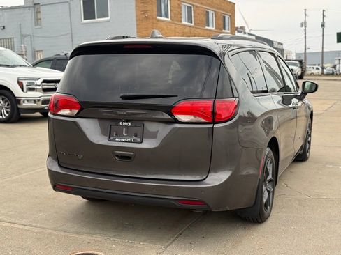 Used 2020 Chrysler Pacifica Touring-L w/ Advanced Safetytec Group image 7