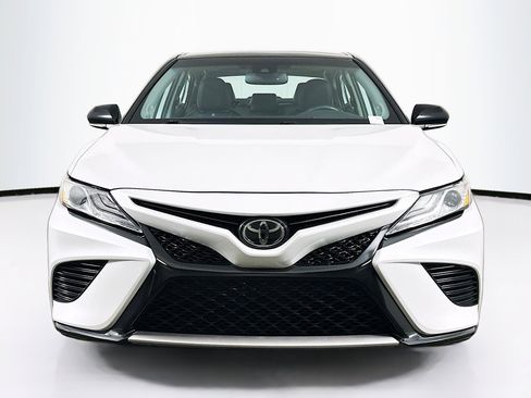Used 2020 Toyota Camry XSE image 2