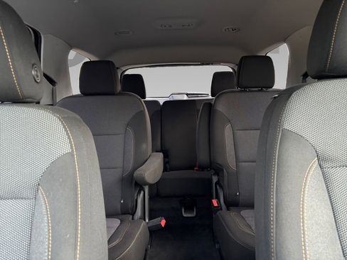 Used 2020 Chevrolet Traverse LT image 2