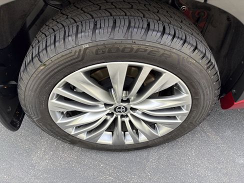 Used 2024 Toyota Highlander Platinum AWD/4WD image 15