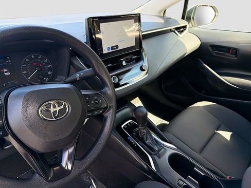 Used 2025 Toyota Corolla LE FWD image 9