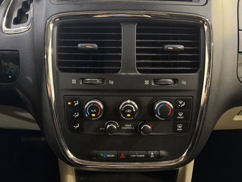 Used 2014 Dodge Grand Caravan SXT w/ Rear Park Assist Package FWD image 16