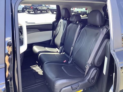 Used 2022 Kia Carnival LX image 23