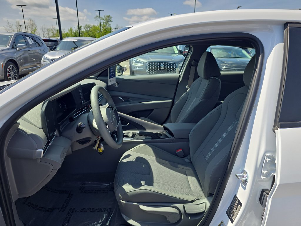 Used 2025 Hyundai Elantra SE FWD image 13