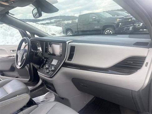 Used 2018 Toyota Sienna XLE Premium image 30