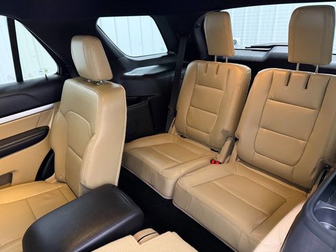 Used 2016 Ford Explorer XLT w/ Equipment Group 202A image 9