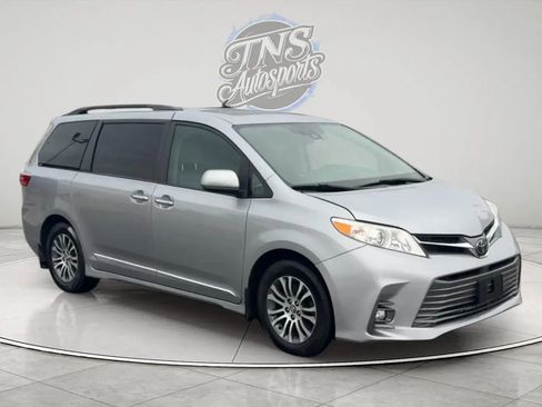 Used 2018 Toyota Sienna XLE image 7