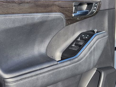 Used 2021 Toyota Highlander Limited image 11