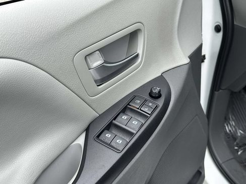 Used 2020 Toyota Sienna LE FWD image 26