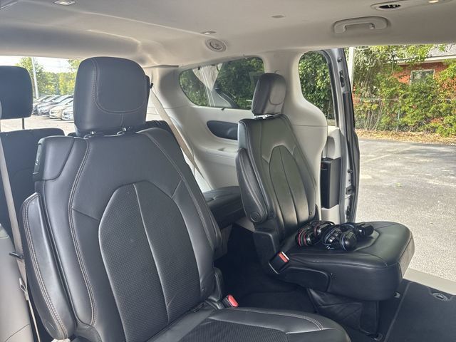 Used 2018 Chrysler Pacifica Touring-L FWD image 11