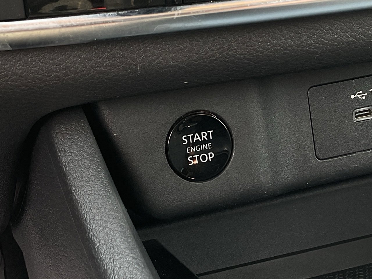 Used 2025 Nissan Rogue SV FWD image 27