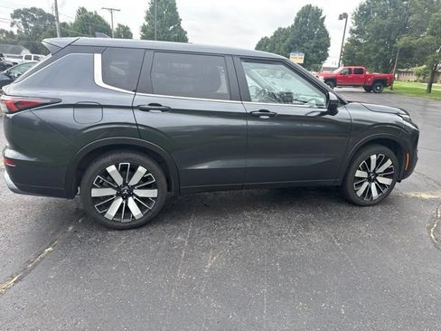 Used 2025 Mitsubishi Outlander AWD image 23