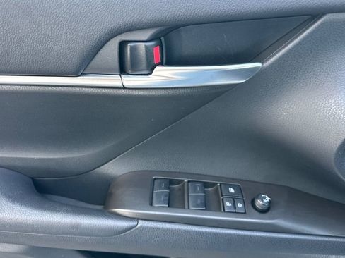 Used 2024 Toyota Camry SE image 11