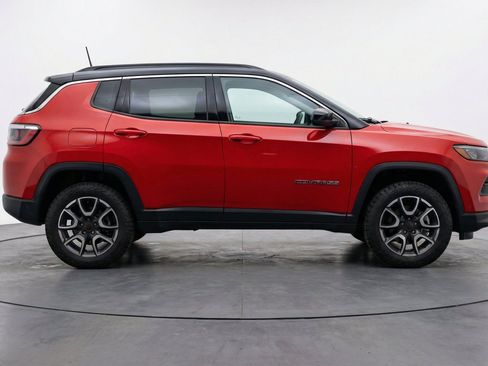 Used 2025 Jeep Compass Trailhawk AWD/4WD image 11