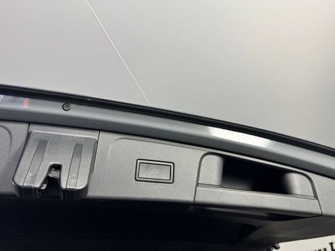 Used 2025 Volkswagen Atlas SEL image 31