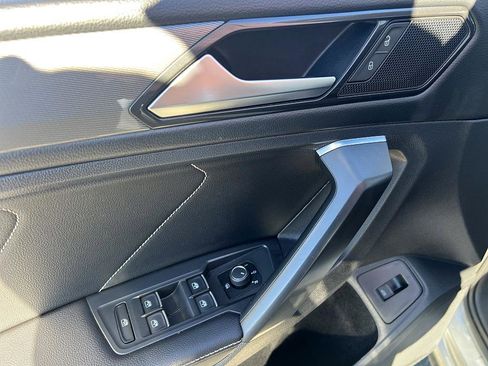 Used 2022 Volkswagen Tiguan SE w/ Panoramic Sunroof Package image 18