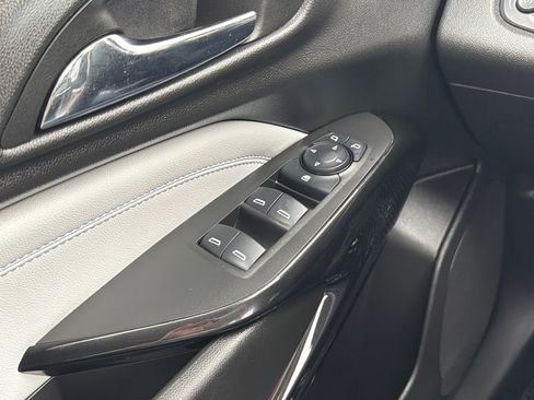 Used 2024 Chevrolet Trax LT w/ Sunroof Package image 11