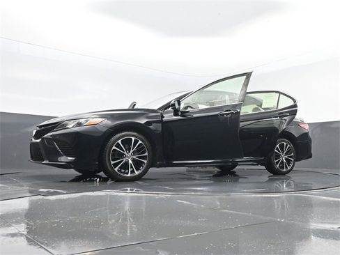 Used 2018 Toyota Camry SE image 30