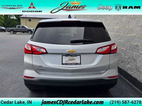 Used 2021 Chevrolet Equinox LS w/ LS Convenience Package FWD image 4