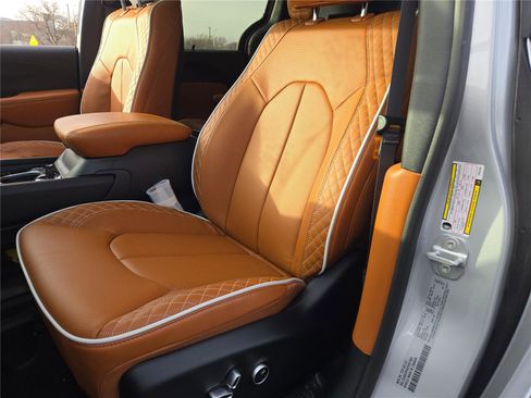 New 2026 Chrysler Pacifica Pinnacle image 27